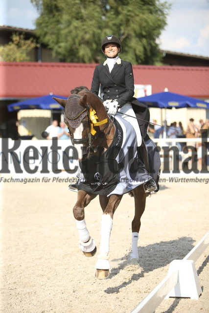 Birkhof_2022_GrandPrixSpecial_Siegerehrung_GrandPrixSpecial (32) | Alle Fotos der Reiterjournal Fotografin Doris Matthaes im Reiterjournal Online-Fotoshop. - Realisiert mit Pictrs.com