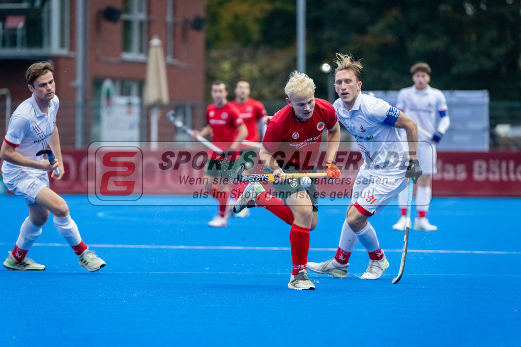 HK_20241102_108378 | 1. Bundesliga Herren Crefelder HTC - TSV Mannheim am 2.11.2024 CHTC Krefeld, Krefeld , LangHeinrich Finn ( Crefelder HTC #22 ) , Jacek Kurowski ( TSV Mannheim #31 )