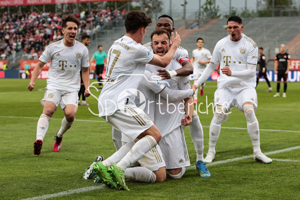 FC Würzburger Kickers - FC Bayern Amateure | Tor fuer die Bayern Amateure / Jubel nach dem Treffer zum 0-1 durch Roman REINELT (FCB #25) / Torjubel / Torschuetze