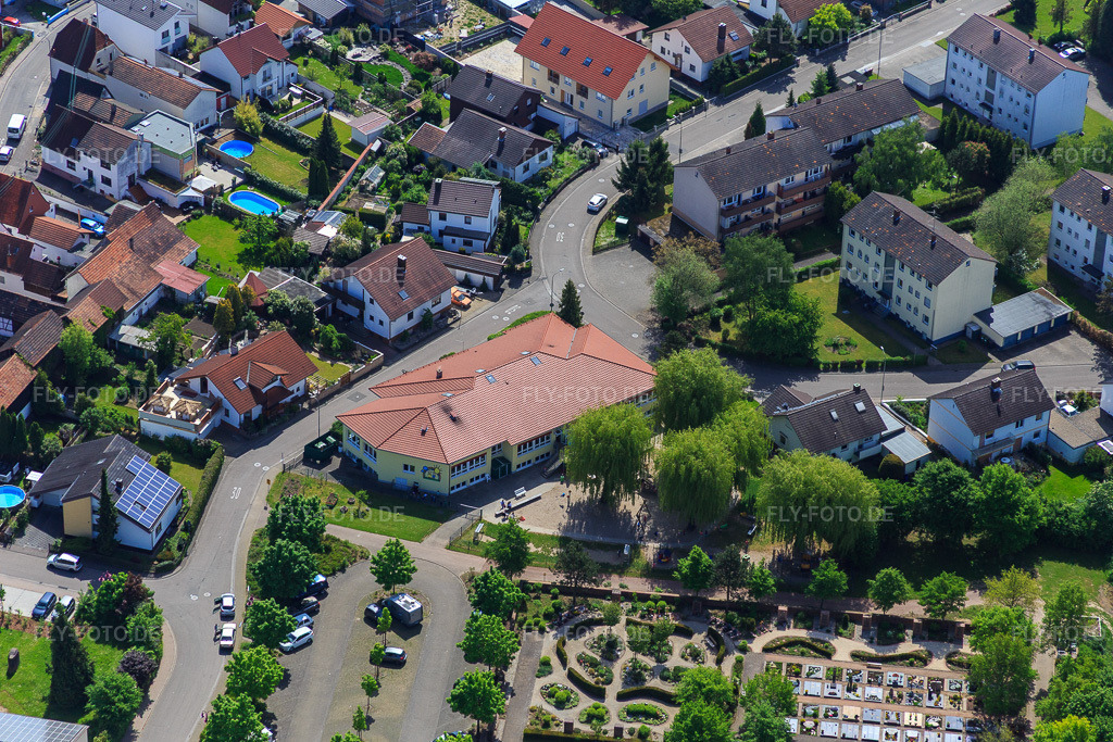Luftbild: Städt. Kindergarten Regenbogen in Hagenbach im Bundesland Rheinland-Pfalz in Deutschland. Foto: IMG_078473.jpg vom 08.05.2015 durch Werner Riehm/FLY-FOTO.de