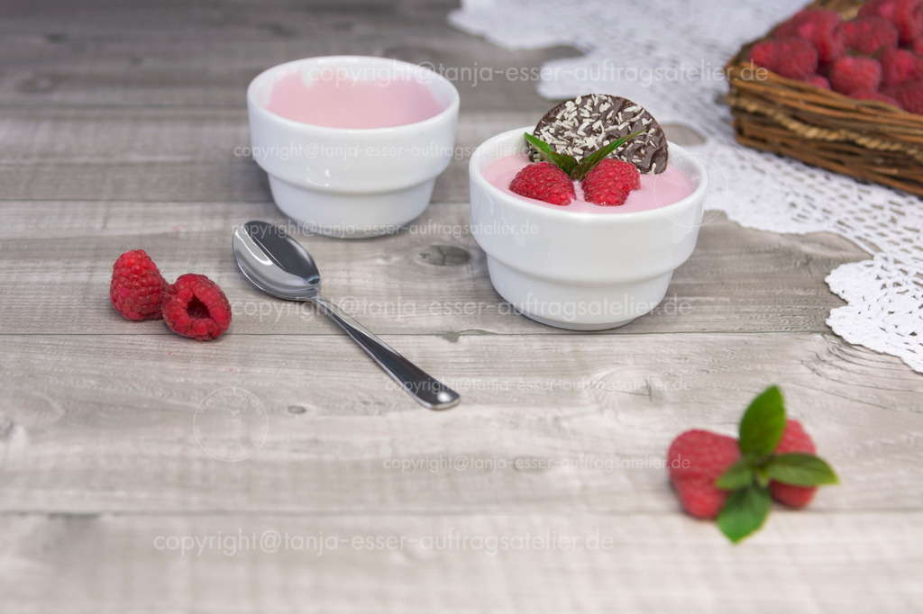 Raspberries as a dessert | Himbeeren als Nachtisch auf einer Himbeer Joghurt Creme. Dekoriert mit einem Schoko Plätzchen. 
