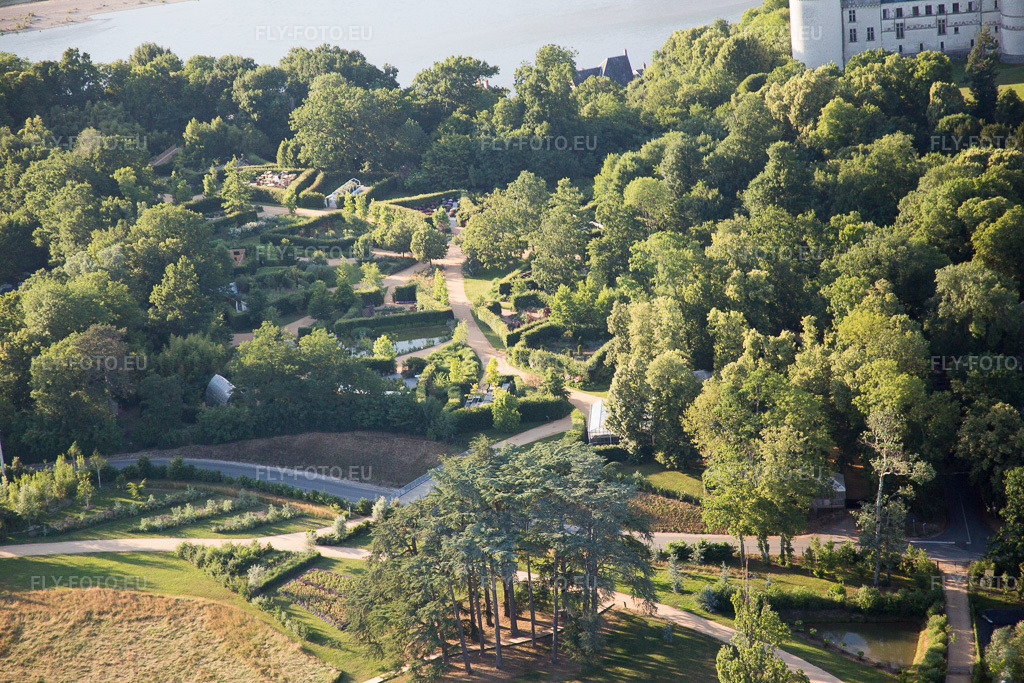 Vue aérienne: Vue de la ville à Chaumont-sur-Loire dans le département Loir et Cher, France.Photo: IMG_081252.jpg prise le 19/06/2015 par Werner Riehm/FLY-FOTO.euRésolution de l'original: 5472 x 3648 px