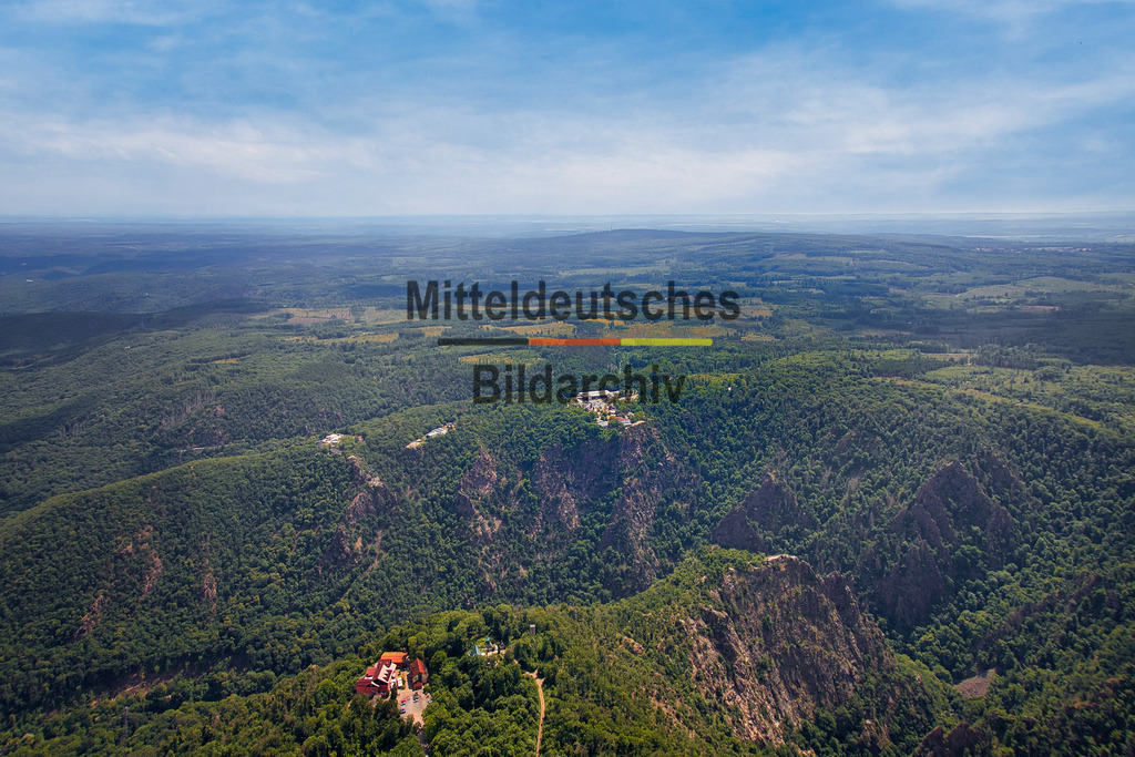 Roßtrappe_Hexentanzplatz-Harz-Luftbild-Sachsen-Anhalt_4919 | Die Luftaufnahmen zeigen den Hexentanzplatz aus unterschiedlichen Perspektiven. Je nach Blickrichtung werden das Bodetal, die Roßtrappe sowie die Stadt Thale sichtbar. Die Aufnahmen vermitteln einen eindrucksvollen Überblick über einen der bekanntesten Aussichtspunkte und Touristenmagnete des Harzes.
 - Realisiert mit Pictrs.com