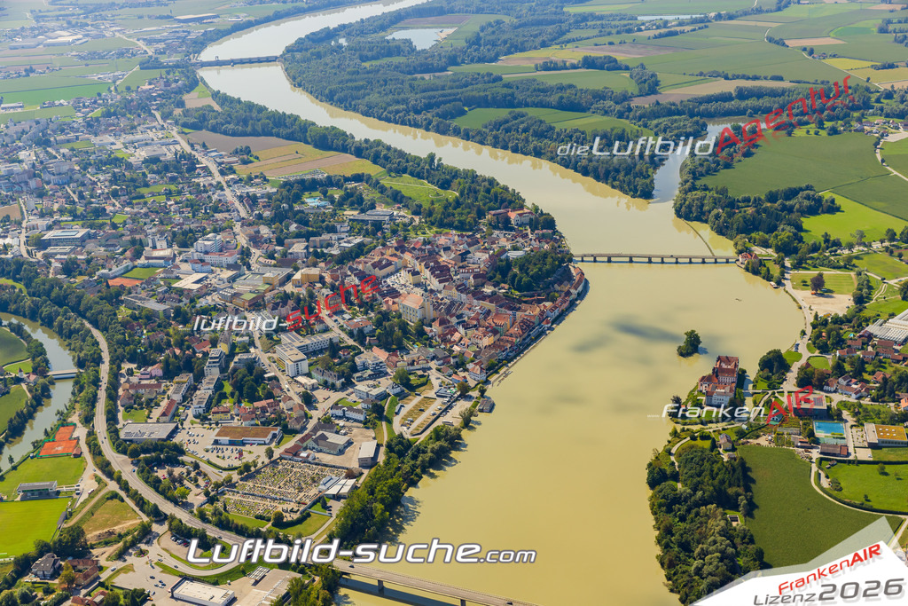 Luftaufnahme von Schärding - Die Luftaufnahme wurde 2025 vom UL-Flugzeug heraus erstellt ( keine Drohne ) - Hochauflösende Luftaufnahme - für professionelle Ausdrucke geeignet. Die Geschenkidee !Mit Lizenz und Bildrechte bestellbar
