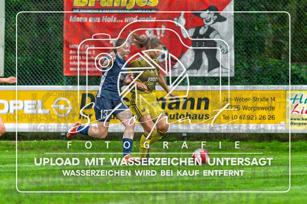 Kreisliga Frauen OHZ/VER - TSV St. Neu Jürgen vs. SG Fulde | Myroslava Taran (SG Fulde #11), Carolin Feldmann (TSV Neu St. Jürgen #13); Kreisliga Frauen OHZ/VER - TSV St. Neu Jürgen vs. SG Fulde am 12.09.26 in Sportplatz Eiche, Worpswede - Realisiert mit Pictrs.com