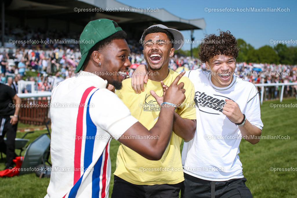 HanMx01052401015 | 01.05.2024, Hannover, Fußball, Galopprennsport, Pferderennbahn Neue Bult, Hannover-96 Renntag: Leon-Oumar Wechsel und Montell Ndikom (Hannover-96) holen sich den Sieg bei der spaßigen Sportstafette und stehen jubelnd mit Christopher Scott (l.) zusammen