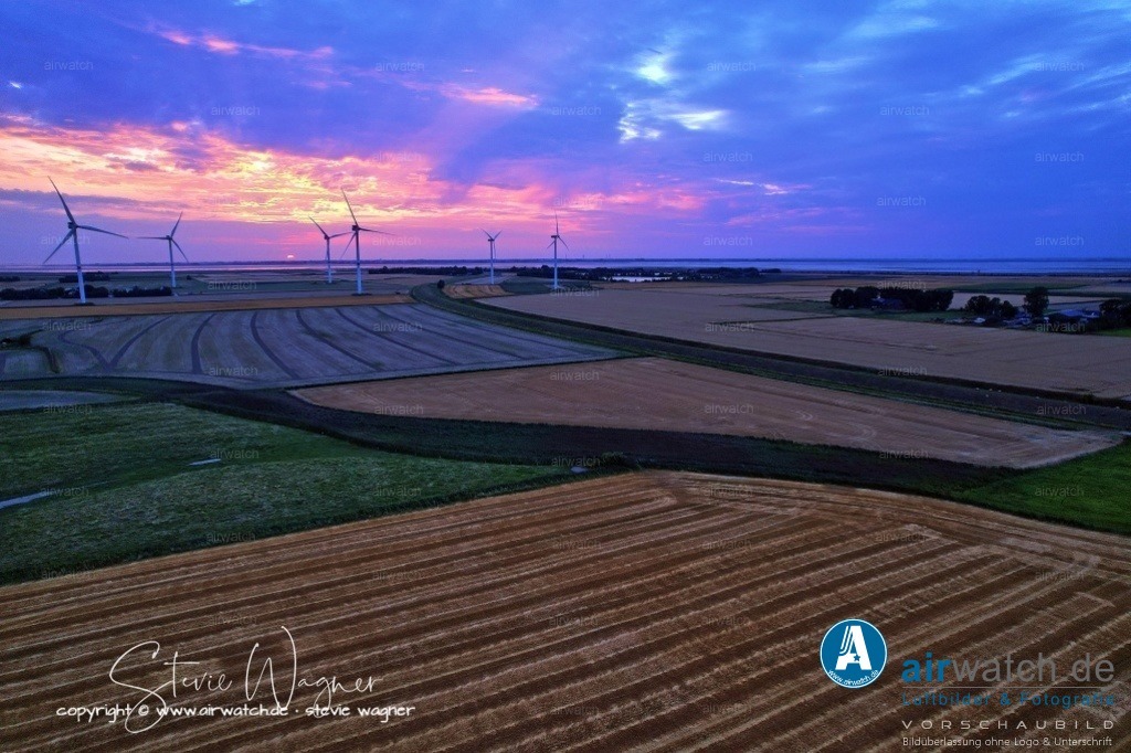 Windpark - Simonsberg | Entdecken Sie atemberaubende Luftbilder und Fotografien auf airwatch.de - Tauchen Sie ein in eine Welt voller faszinierender Aufnahmen aus der Vogelperspektive.