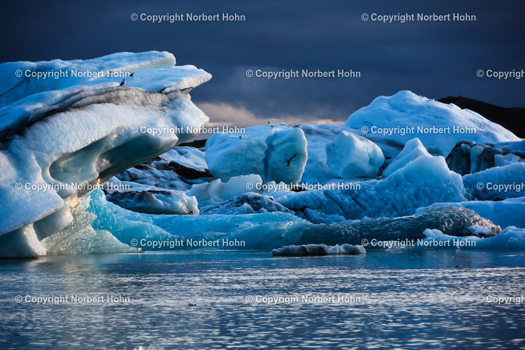 Reisefotografie - Island - Das Land der Vulkane | Gekalbte Gletscher im isländischen Schmelzsee Jökulsarlon. - Realisiert mit Pictrs.com