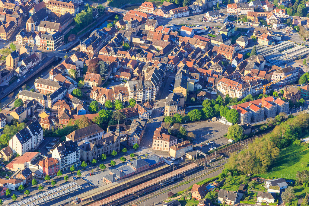 Vue aérienne: Gare, Quai de la Zorn à Saverne dans le département Bas Rhin, France. Photo: IMG_145991.jpg prise le 01/05/2025 par Werner Riehm/FLY-FOTO.eu – Résolution de l'original: 5472 x 3648 px