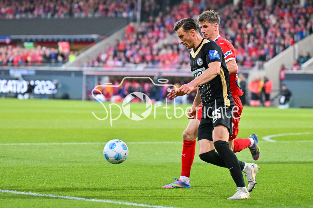 1. FC Heidenheim - SV Elversberg 07 | im Duell Lukas PETKOV (SV Elversberg 25) und Jan SCHOEPPER (Heidenheim 3) / Zweikampf / Relegation Bundesliga: 1. FC Heidenheim - SV Elversberg 07, Voith-Arena am 22.05.2025 / DFL REGULATIONS PROHIBIT ANY USE OF PHOTOGRAPHS AS IMAGE SEQUENCES AND/OR QUASI-VIDEO / BLD / ZDF