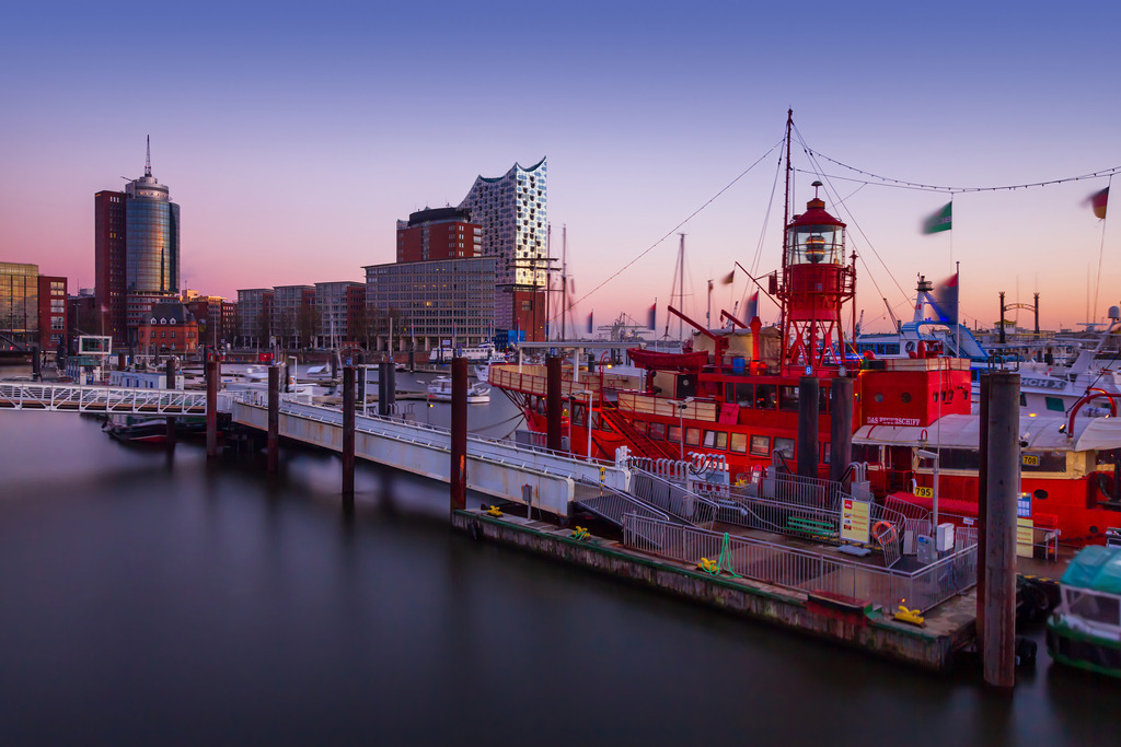 10241010 - Abendlicht an der Elbphilharmonie | Kaufen Sie Hamburg Bilder und Hamburg Fotos auf Leinwand, Acrylglas, Alu-Dibond, oder als Poster in Hamburgs großer Onlinegalerie. Elbphilharmonie Bilder, Hamburger Hafen, Speicherstadt, Alster und viel mehr.