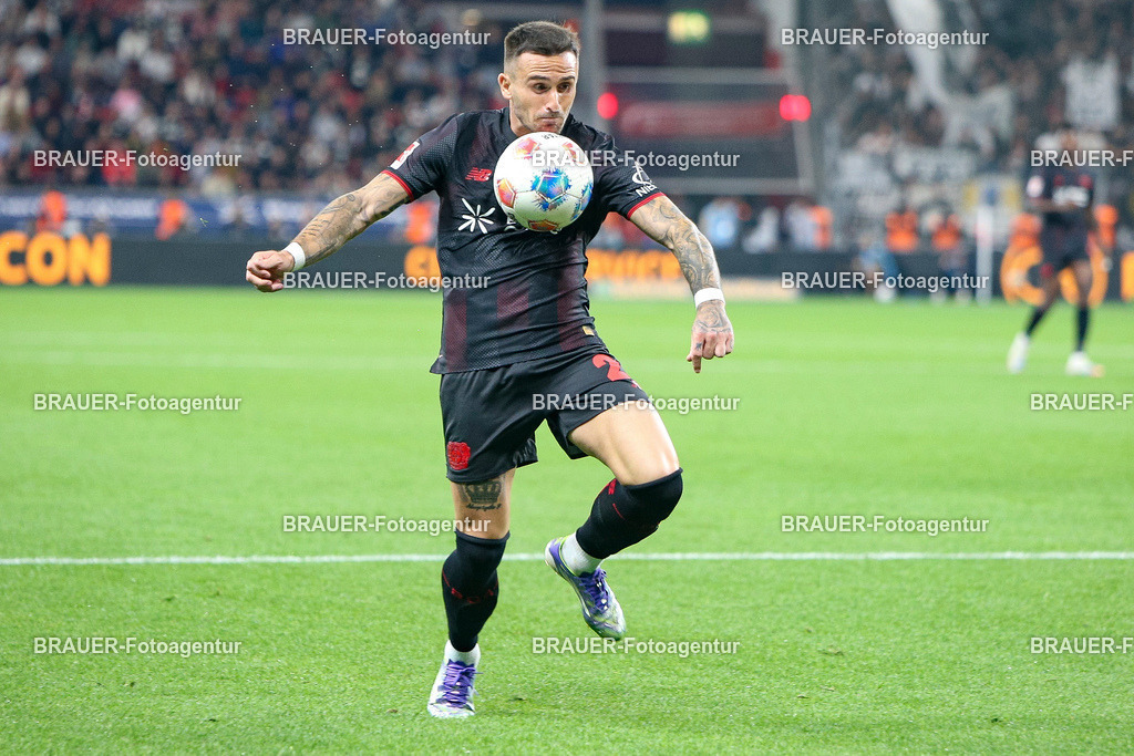 Bayer 04 Leverkusen vs Eintracht Frankfurt - Bundesliga  | Leverkusen, Deutschland, 12.09.25:   Aleix Garcia (Bayer 04 Leverkusen) in Aktion am Ball, Einzelaktion waehrend des Spiels der Bundesliga zwischen  Bayer 04 Leverkusen vs Eintracht Frankfurt in der BayArena(Foto von Brauer-Fotoagentur / Adrian Schlueter)