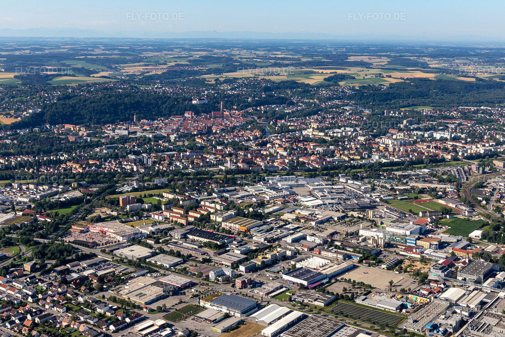 Luftbild:  in Landshut im Bundesland Bayern in Deutschland. – Foto: IMG_133088.jpg vom 03.07.2022 durch Werner Riehm/FLY-FOTO.de – Auflösung des Originals: 5472 x 3648 px – Stadt Landshut