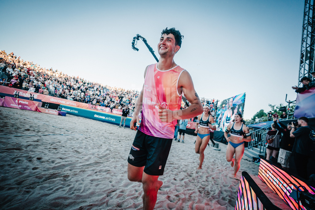 Beachvolleyball | Frauen und Männer | Deutsche Meisterschaften 2025 Timmendorfer Strand | 07.09.2025 | Sven Winter läuft ein für die Siegerehrung