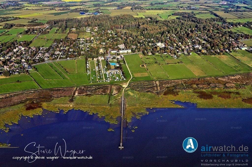 Luftbild Husum-Schobüll - Ein besonderes touristisches Highlight ist die Seebrücke in Schobüll | Ein besonderes touristisches Highlight ist die Seebrücke in Schobüll, die nach Schäden durch ein Sturmtief Anfang 2025 repariert und Ende April 2025 wieder geöffnet wurde.