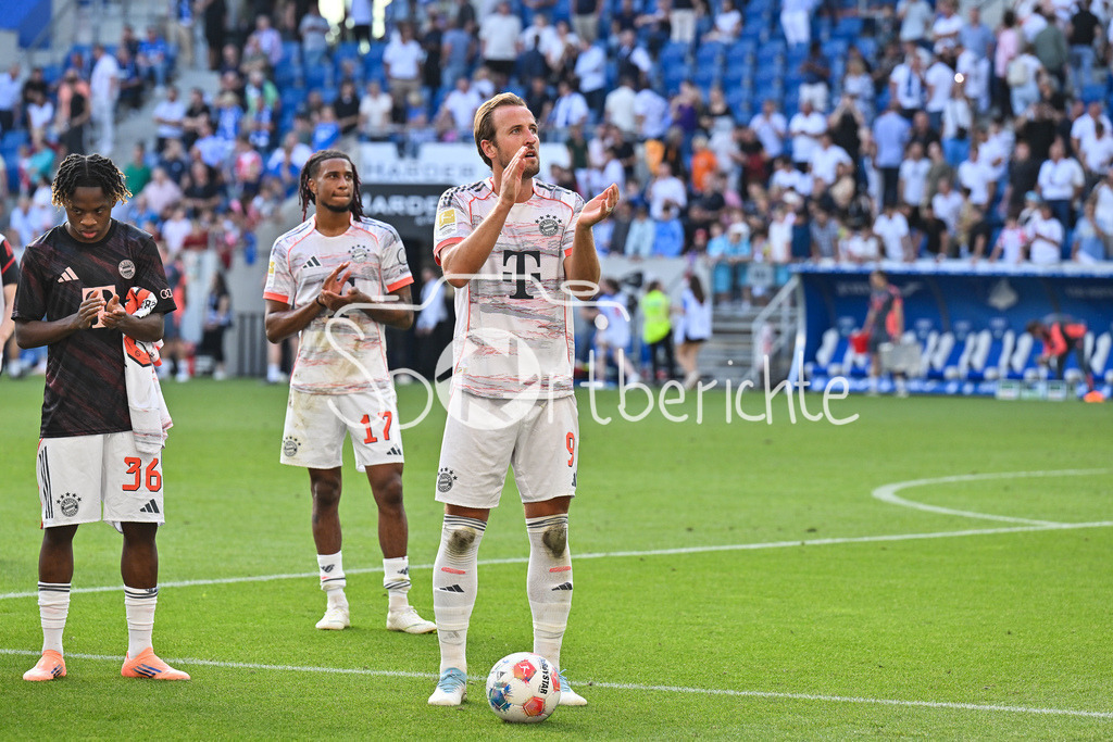TSG 1899 Hoffenheim - FC Bayern München | Die Spieler der Bayern feiern nach dem Sieg in Hoffenheim mit ihren Fans,Wisdom MIKE (FC Bayern Muenchen 36) Michael OLISE (FC Bayern Muenchen 17), Harry KANE (FC Bayern Muenchen 9) / Bundesliga: TSG 1899 Hoffenheim - FC Bayern München; PreZero-Arena am 20.09.2025 / DFL REGULATIONS PROHIBIT ANY USE OF PHOTOGRAPHS AS IMAGE SEQUENCES AND/OR QUASI-VIDEO