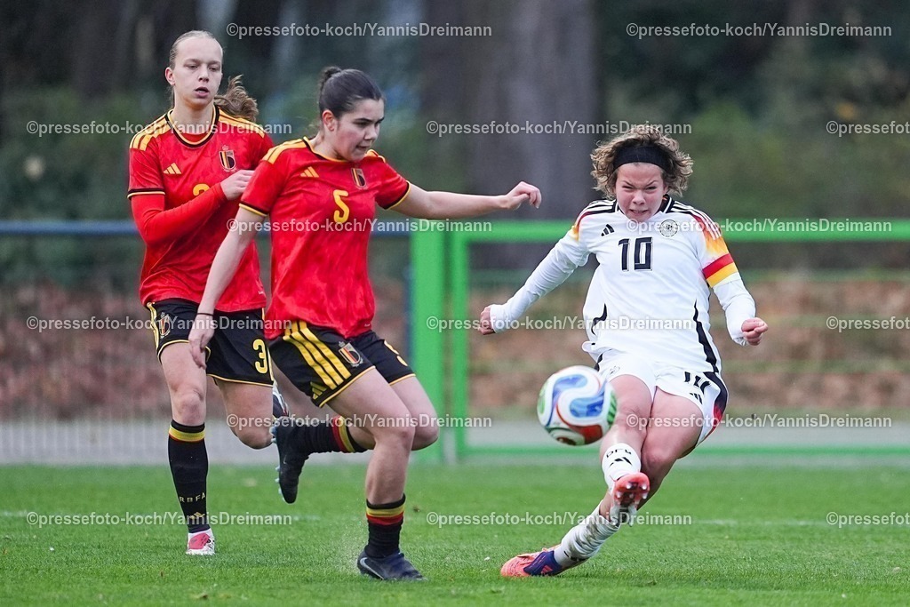 xYDRx26112501025 | 26.11.2025, xydrx, Fußball, Länderspiel, EM-Qualifikation U19-Frauen, Belgien - Deutschland, Sportschule Wedau: Louize Haentjens (BEL #3) und Free Vanneste (BEL #5) im Zweikampf gegen Rosa Rueckert (GER #10)