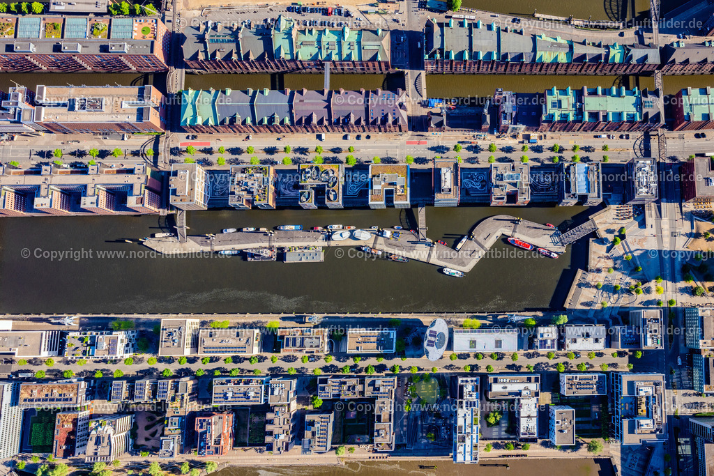 Hamburg_Hafencity_Megallan_Terassen_Museumshafen_Sandtorkai_ELS_2494240525 | HAMBURG 24.05.2025 Senkrecht- Luftbild aus der Satelliten- Perspektive vom Port facilities "Magelan Terraces" on the banks of the Sandtorhafe/Traditionsschiffhafen harbor basin in Hamburg, Germany. // Vertical aerial view from the satellite perspective of the port facilities on the shores of the harbor of Sandtorhafe/Traditionsschiffhafen in Hamburg, Germany. Foto: Martin Elsen