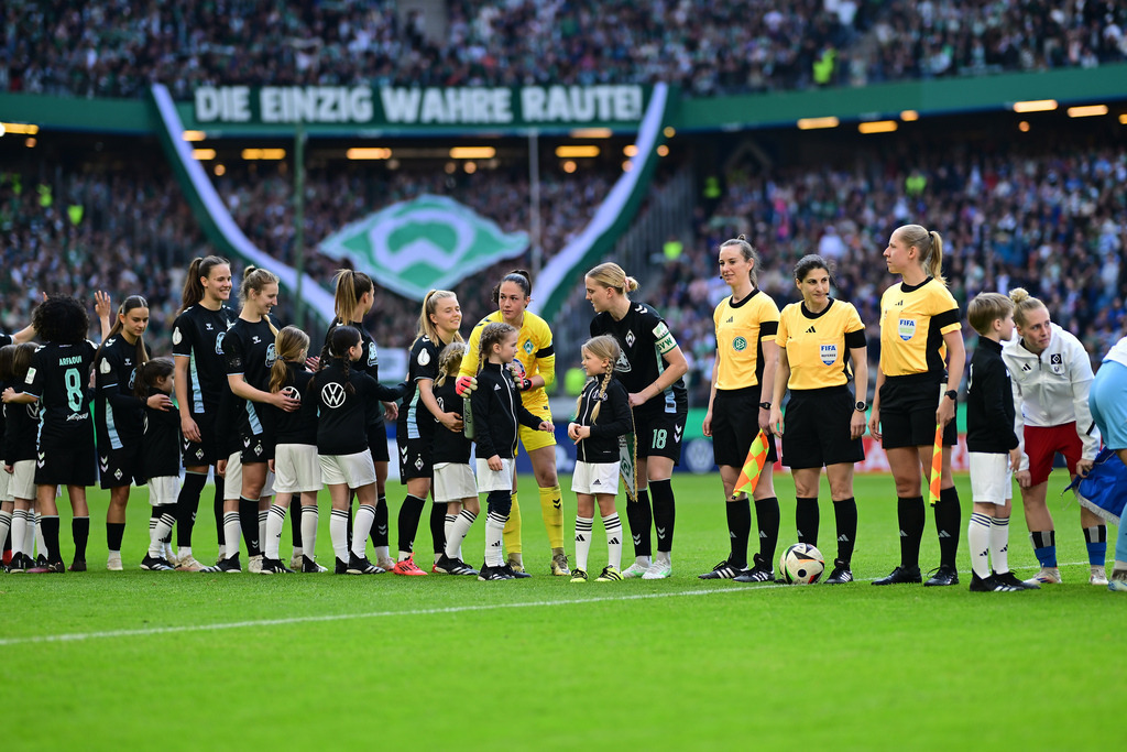 Fußball I Frauen I Saison 2024-2025 I DFB-Pokal I Halbfinale I Hamburger SV - SV Werder Bremen | Der Sportfotograf. - Realisiert mit Pictrs.com