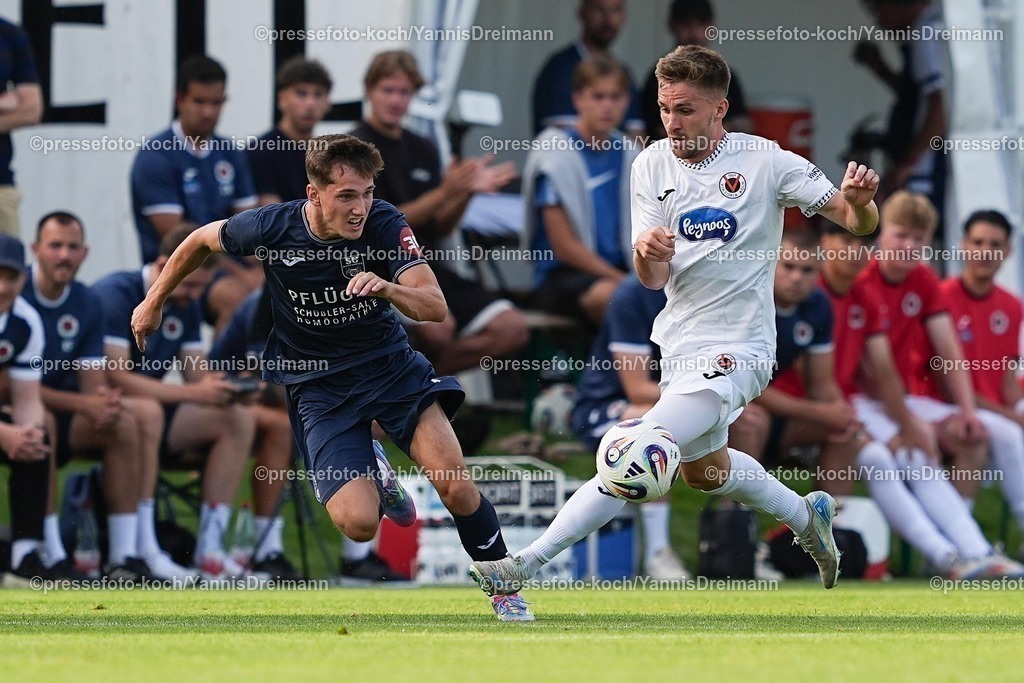 xYDR04072501035 | 04.07.2025, xydrx, Fußball, FC Viktoria Köln - SC Wiedenbrück, Testspiel, Trainingsplatz Pohlstadtsweg: Marco Pledl (Viktoria Köln #17) im Zweikampf gegen Timo Kondziella (SC Wiedenbrück #18)