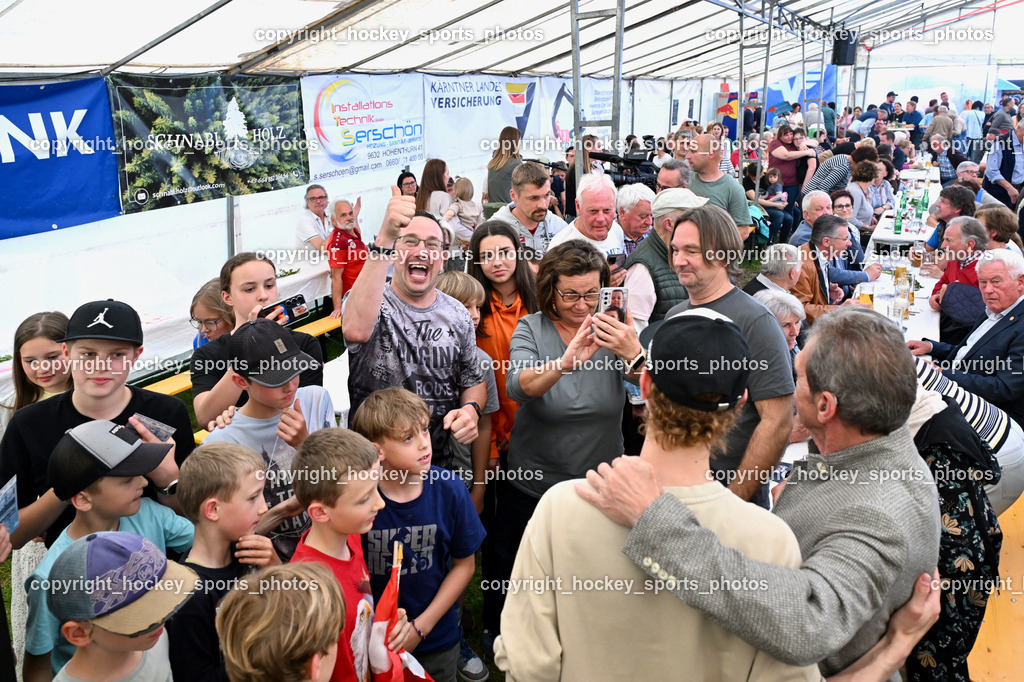 Empfang Daniel Tschofenig | Daniel Tschofenig schreibt Autogramme, Empfang Daniel Tschofenig, Empfang Daniel Tschofenig am 10.05.2025 in Hohenthurn (Mehrzweckhaus Hohenthuurn), Austria, (Photo by Bernd Stefan)