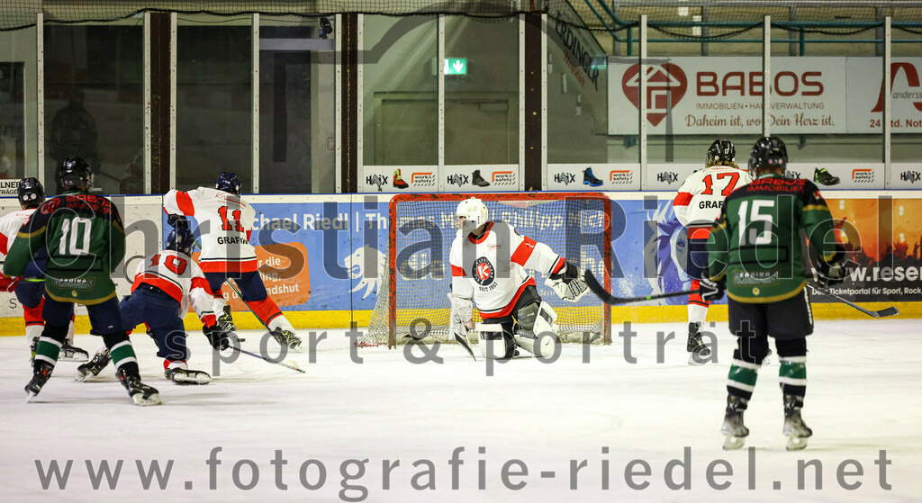 2022-12-04_084_TSV_Erding_gegen_EHC_Klostersee | Erding, Deutschland, 04.12.2022:
Eishockey, Bayernliga U17 2022 / 2023, 11. Spieltag, TSV Erding gegen EHC Klostersee, Endergebnis: 3:5

Alexander Glanz (Erding Gladiators, #10), Yannick Schmid (EHC Klostersee, #11), Torwart Robin Merwald (EHC Klostersee, #1), Melvyn Hermann (EHC Klostersee, #17), Adam Balaban (Erding Gladiators, #15)

Foto: Christian Riedel / fotografie-riedel.net
