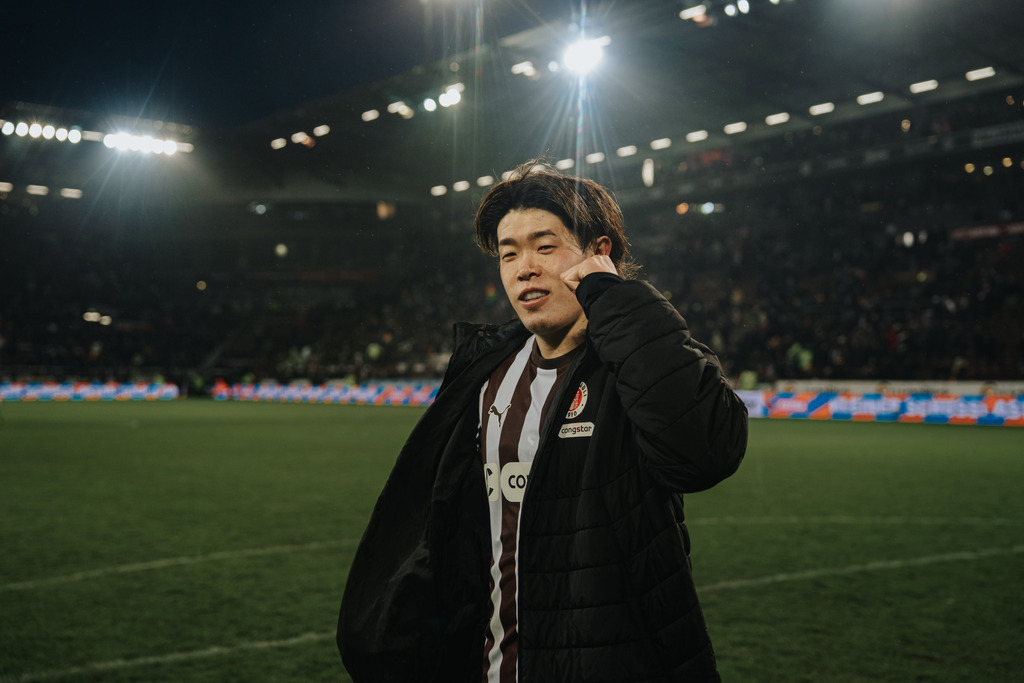 FCS02406 | Der offizielle Shop für FC St. Pauli Fotos. Wähle aus Spielszenen & Fanmomenten dein FCSP Wunschformat. Wir liefern Millerntor-Atmosphäre.