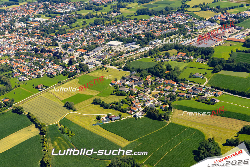 Aktuelles Luftbild von  Dorfen - Die Luftaufnahme wurde 2022 mittels UL-Flugzeug erstellt ( keine Drohne ) - hochauflösende Kamera-Systeme von  Canon -Beste Qualität - Für grossformatige Ausdrucke geeignet. Die Geschenkidee !