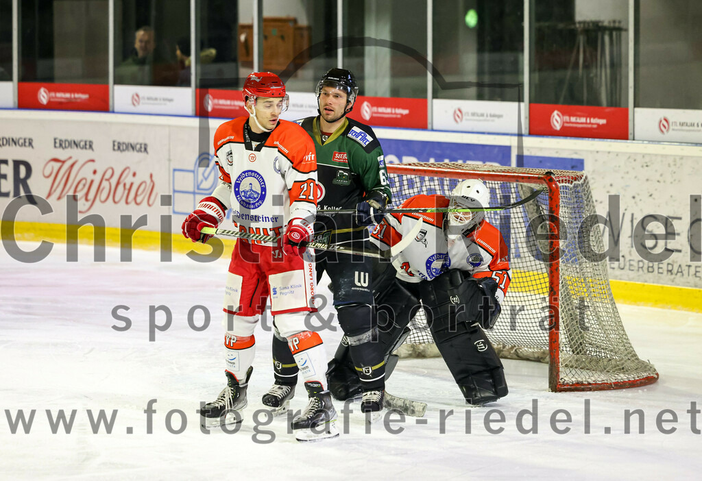 2022-12-02_022_TSV_Erding_gegen_EV_Pegnitz | Erding, Deutschland, 02.12.2022:
Eishockey, Bayernliga 2022 / 2023, 17. Spieltag, TSV Erding gegen EV Pegnitz, Endergebnis: 9:3

Roman Navarra (EV Pegnitz, #21), Thomas Plihal (Erding Gladiators, #65), Torwart Filip Rieger (EV Pegnitz, #51)

Foto: Christian Riedel / fotografie-riedel.net