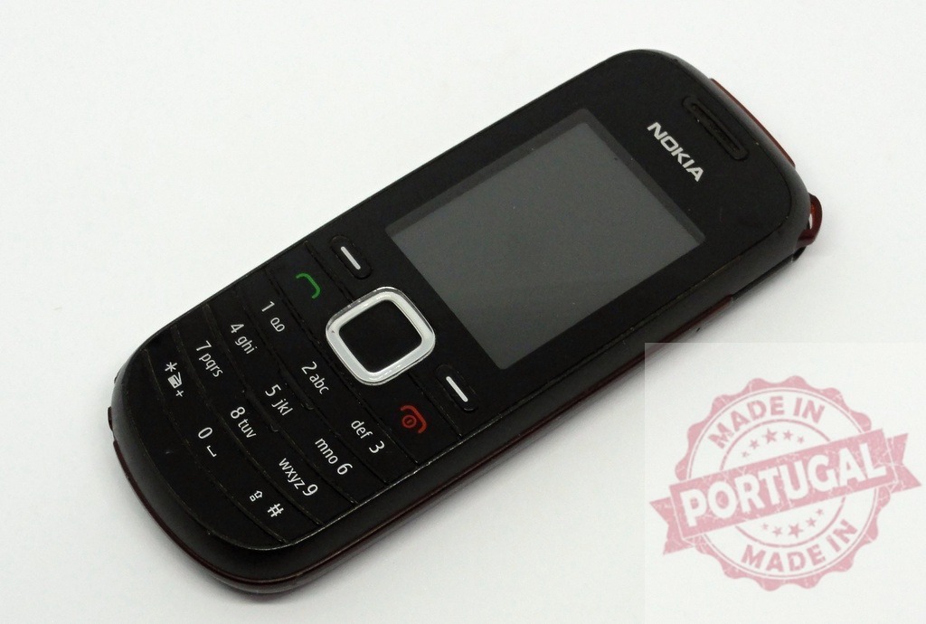 Nokia mobile phone showing blank screen on white background | Old Nokia cell phone lying on a white background, showcasing its blank screen and keypad - Realisiert mit Pictrs.com