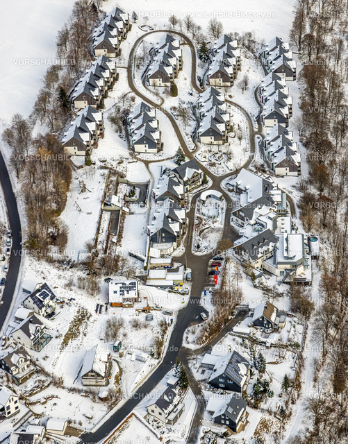 Winterberg221201447 | Luftbild winterliches Hapimag Resort Winterberg, Wohnsiedlung im Schnee, Winterwunderland in Winterberg im Sauerland, am Kahlen Asten und den Skiabfahrten und dem Skilift-Karussell Winterberg, Winterberg, Sauerland, Nordrhein-Westfalen, Deutschland