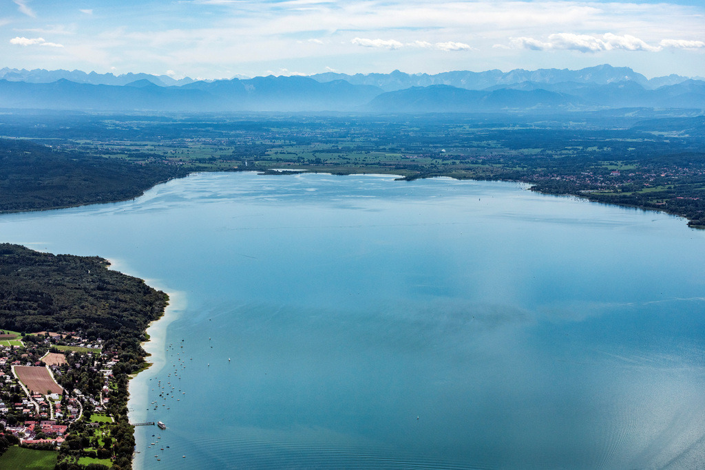 dr__0031705.jpg | DIEßEN AM AMMERSEE 09.08.2019 Uferbereiche am Seegebiet des des nördlichen Teil des Ammersee mit Panorama Bergblick in Herrsching am Ammersee im Bundesland Bayern, Deutschland. // Riparian areas on the lake area of of noerdlichen Teil of Ammersee with Panorona Bergblick in Herrsching am Ammersee in the state Bavaria, Germany. Foto: Daniel Reiter