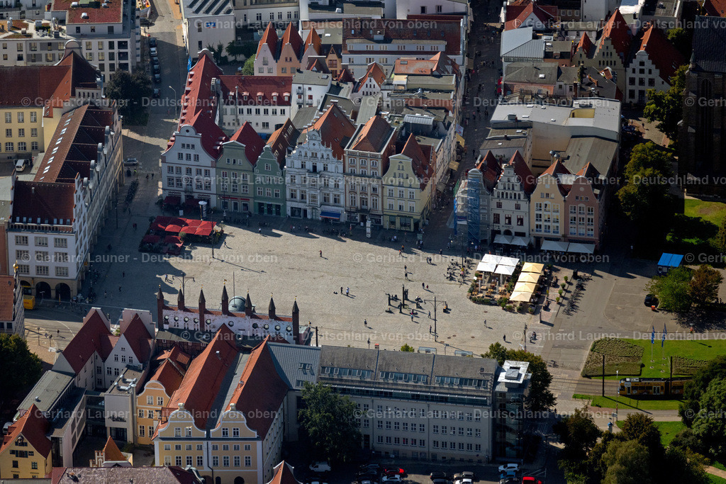 4062019 | ROSTOCK 08.09.2021 Verkaufs- und Imbißstände und Handelsbuden " Neuer Markt " im Ortsteil Stadtmitte in Rostock im Bundesland Mecklenburg-Vorpommern, Deutschland. // Sale and food stands and trade stalls in the market place " Neuer Markt " in the district Stadtmitte in Rostock in the state Mecklenburg - Western Pomerania, Germany. Foto: Gerhard Launer