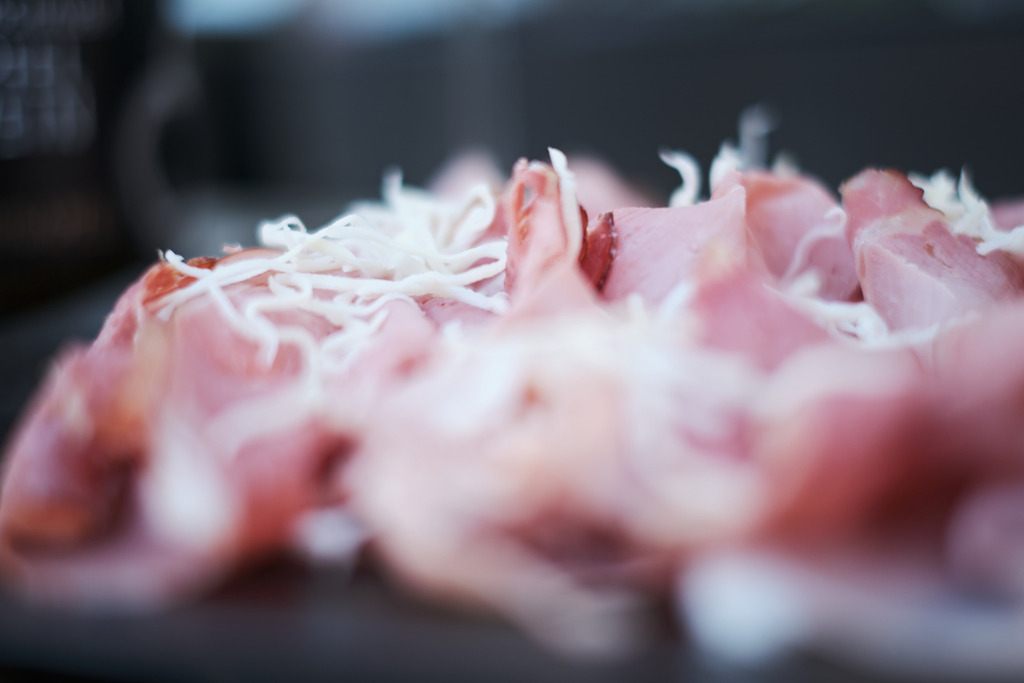 feine Schinkenplatte mit Kren | Austria - August 07, 2021: feine Schinkenplatte mit Kren. - Realisiert mit Pictrs.com