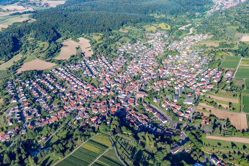 Luftbild: Ortsansicht der Straßen und Häuser der Wohngebiete im Ortsteil Obergrombach in Bruchsal im Bundesland Baden-Württemberg in Deutschland. Foto: IMG_093924.jpg vom 23.08.2016 durch Werner Riehm/FLY-FOTO.de