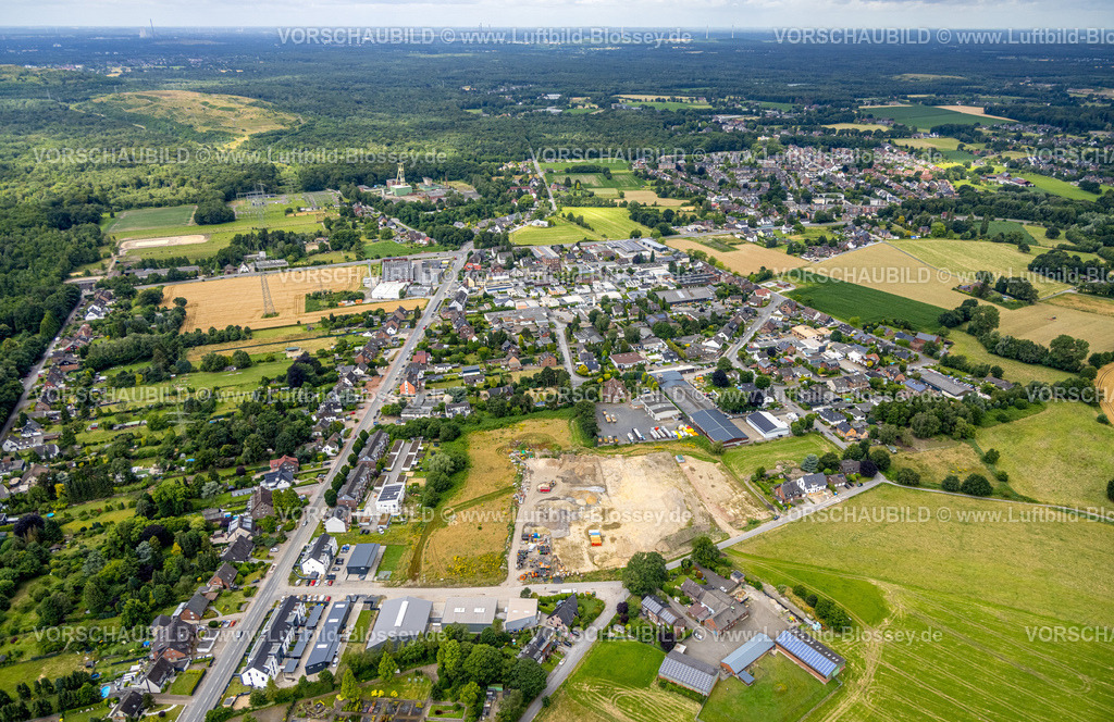 Bottrop240701407Kirchhellen | Luftbild, Baustelle an der Giesenheide, Wohngebiet, Fernsicht mit Wald, Ortsansicht Grafenwald und hinten Schachtgerüst Prosper-Haniel 9 mit Förderturm und Halde Schöttelheide umgeben von Köllnischer Wald, Fernsicht Kirchhellen-Süd, Bottrop, Ruhrgebiet, Nordrhein-Westfalen, Deutschland