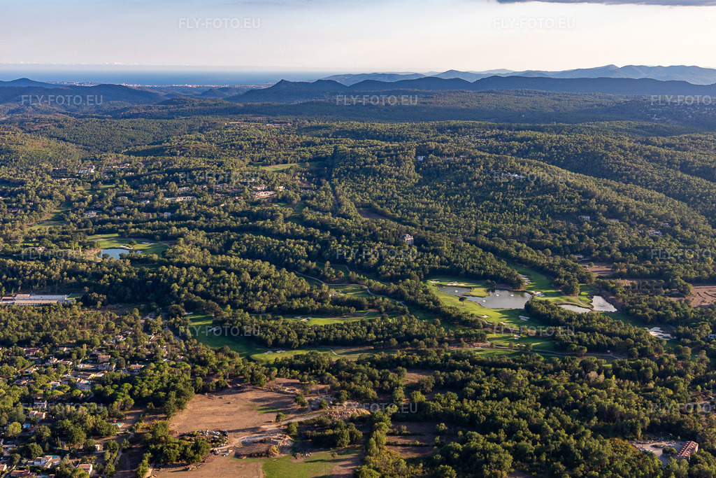 Vue aérienne: Albatros Golf Performance Center, parcours 18 trous Le Château et Le Riou à Tourrettes dans le département Var, France. Photo: IMG_129459.jpg prise le 18/09/2021 par Werner Riehm/FLY-FOTO.eu – Résolution de l'original: 5435 x 3623 px