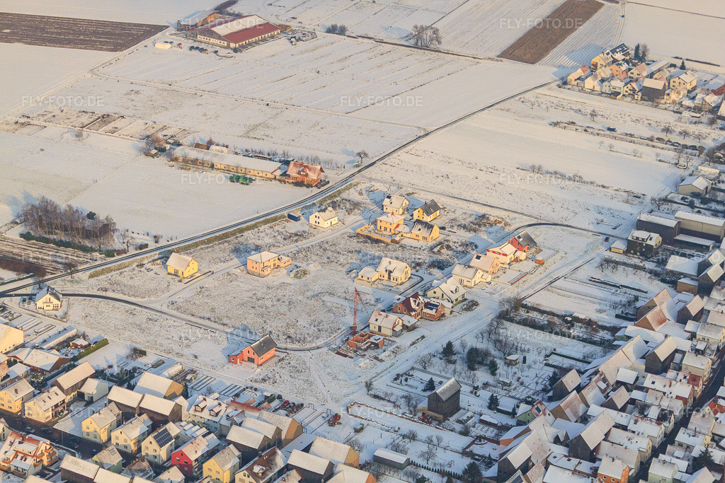 Luftbild: Neubaugebiet Im Tabakfeld im Winter bei Schnee in Hatzenbühl im Bundesland Rheinland-Pfalz in Deutschland. Foto: IMG_35757.jpg vom 04.12.2010 durch Werner Riehm/FLY-FOTO.de