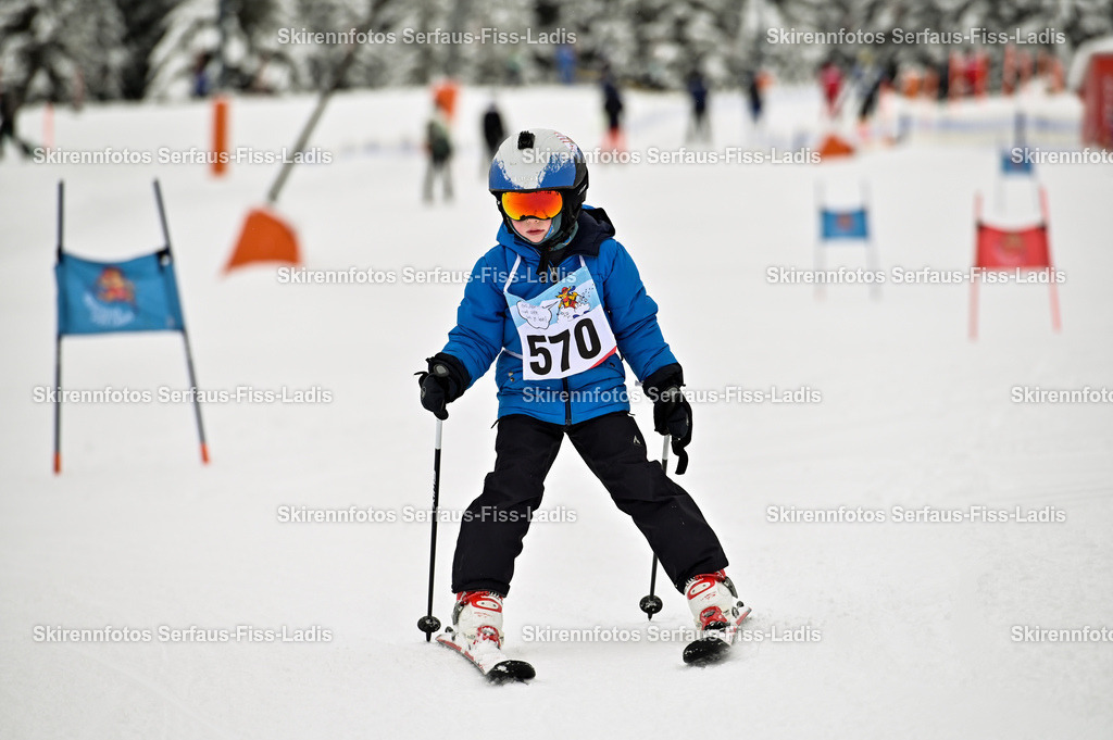 SRF_20.02.2026_0513 | Skirennfotos,Serfaus,Fiss,Ladis,Kinderskirennen,Winter,Tirol,Oberland,skirace,SFL,feelfree,weil wir's genießen,ski,Ski,skifahren,Sonnenplateau, - Realisiert mit Pictrs.com