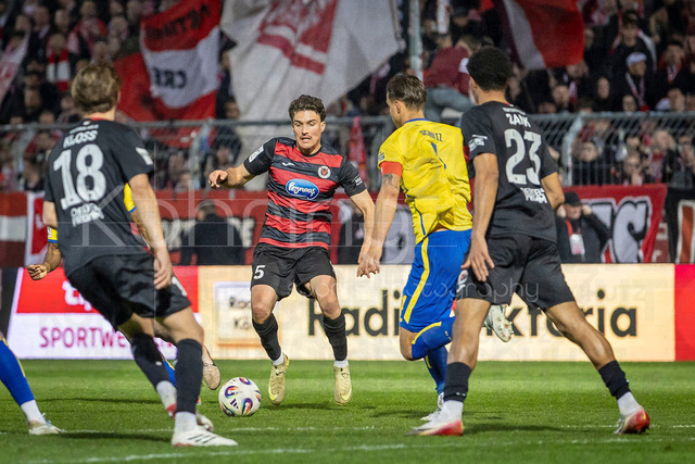 Third Division, FC Viktoria Köln vs Rot-Weiss Essen, 22.03.2026 | KÖLN, GERMANY - MARCH 22: Leonhard Münst (Viktoria Köln, 5) during the third division match on gameday 30 between FC Viktoria Köln vs Rot-Weiss Essen at Sportpark Höhenberg on March 22, 2026 in Köln, Germany. DFL REGULATIONS PROHIBIT ANY USE OF PHOTOGRAPHS AS IMAGE SEQUENCES AND/OR QUASI-VIDEO.