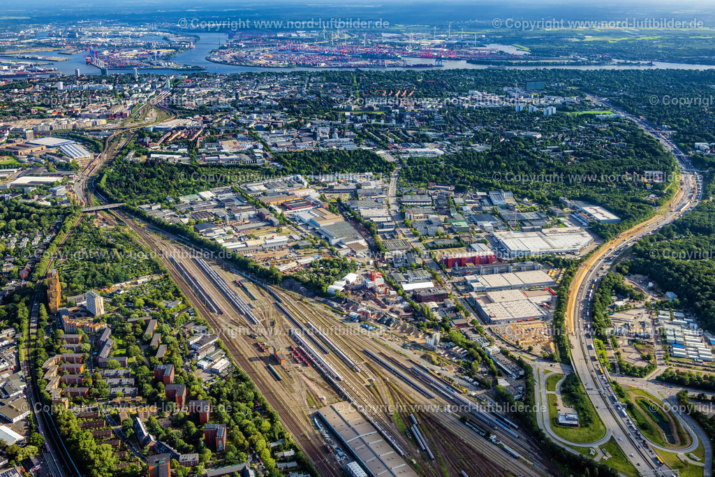 Hamburg_Altona_Schnackenburgallee_Gewerbegebiet_ELS_1919090823 | HAMBURG 09.08.2023 Industrie- und Gewerbegebiet an der Straße Rondenbarg - Schnackenburg im Ortsteil Bahrenfeld in Hamburg, Deutschland. // Industrial and commercial area on street Rondenbarg - Schnackenburg in the district Bahrenfeld in Hamburg, Germany. Foto: Martin Elsen