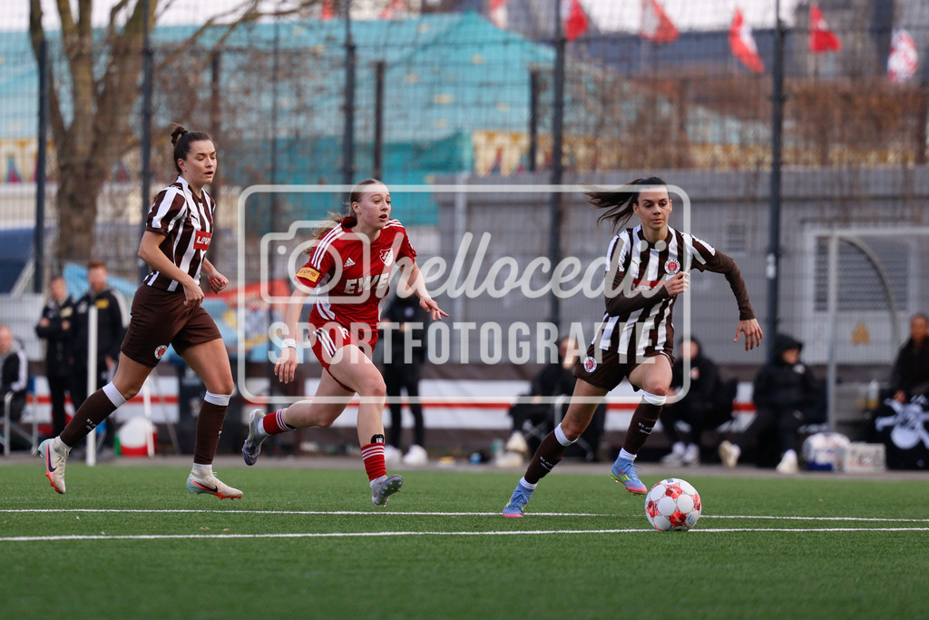 Fußball I Frauen I Saison 2025-2026 I Regionalliga Nord I 15. Spieltag I St. Pauli - SpVg Aurich-50 | Lara Frisch (19, SpVg Aurich) und Gianna Nicoleit (3, FC St. Pauli) im Kampf um den Ball. - Realisiert mit Pictrs.com