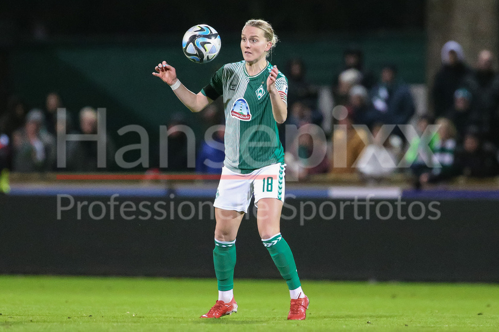 Fussball, Google Pixel Frauen-Bundesliga, SV Werder Bremen - Bayer 04 Leverkusen | v.li.: Lina Hausicke (SV Werder Bremen, 18) am Ball, Freisteller, Einzelbild, Ganzkörper, Aktion, Action, Spielszene, DIE DFB-RICHTLINIEN UNTERSAGEN JEGLICHE NUTZUNG VON FOTOS ALS SEQUENZBILDER UND/ODER VIDEOÄHNLICHE FOTOSTRECKEN. DFB REGULATIONS PROHIBIT ANY USE OF PHOTOGRAPHS AS IMAGE SEQUENCES AND/OR QUASI-VIDEO.