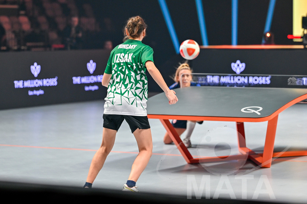 _DWI6035 | Anna Iszak vs Carolyn Greco beim Frauen- Single  Ungarn vs. USA bei der Teqball Weltmeisterschaft 2022 in der Kia Metropole Arena. Nürnberg, 27.11.2022 - Realisiert mit Pictrs.com