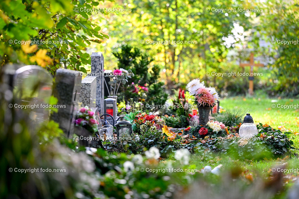 Friedhof_ Kreuz_ Kruzifix_ Jesu Christi_ Allerheiligen_ 26.10.2024-23 | 26.10.2024, Friedhof, AUT, Allerheiligen, Themenbilder im Bild Friedhof, Kreuz, Kruzifix, Jesu Christi, Allerheiligen, Engerl, Engel, Kerzen, Grab, Grablicht, Blumen, Skulptur, Grabstein, Symbolbild, Grablaterne, Grabkerze, Grabkerzen, Grablichter, Kerze, Grabkreuz, Gedenken, Bestattung, Verstorbene, Totenruhe, Grab, Urne, Blumenschmuck, Schmuck, Besucher, Feature, kreativ, creativ, Linz