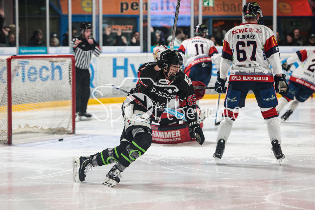 EHC Königsbrunn - VfE Ulm/Neu-Ulm | Fruehe Fuehrung fuer Koenigsbrunn / Jubel nach dem Treffer zum 1-0 durch GustavVEISERT (EHC #9)