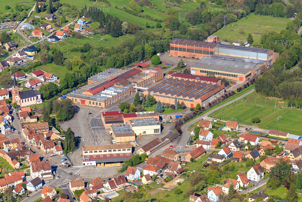 Luftbild: Firmengelände von De Dietrich von Nordosten in Zinswiller im Bundesland Bas-Rhin in Frankreich. – Foto: IMG_099490.jpg vom 30.04.2017 durch Werner Riehm/FLY-FOTO.de – Auflösung des Originals: 5345 x 3564 px – De Dietrich Process Systems: Chemical Process Solutions and Services