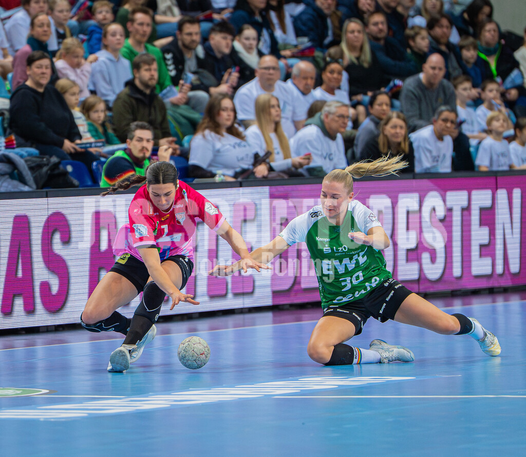 Handball I Frauen I Saison 2025-2026 I 1. HBF I 15. Spieltag I VFL Oldenburg - SV Union Halle-Neustadt 0055 | Kampf um den Ball E. Molenaar (7, SV Union Halle-Neustadt) und Jenny Behrend (30, VfL Oldenburg) - Realisiert mit Pictrs.com