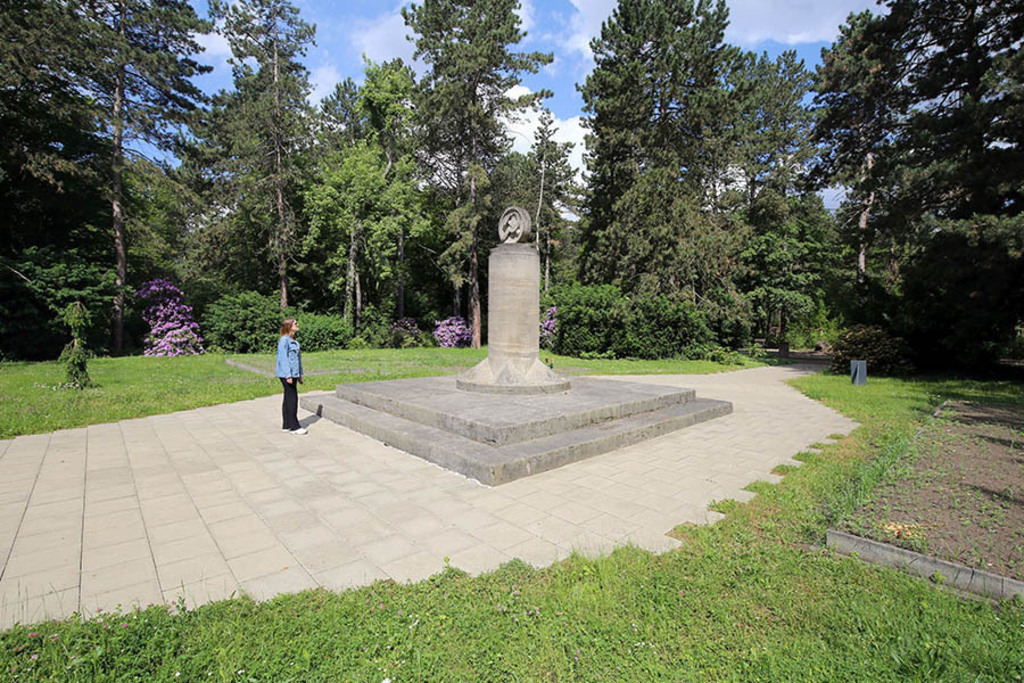Ostfriedhof - Sowjetischer Ehrenhain | Entdecke über 20 Kategorien Leipzig-Motive: Foto-Downloads, hochwertige Poster, Leinwand- & Fine-Art-Prints. Jetzt Lieblingsfoto im Bildlexikon Leipzig Shop bestellen!