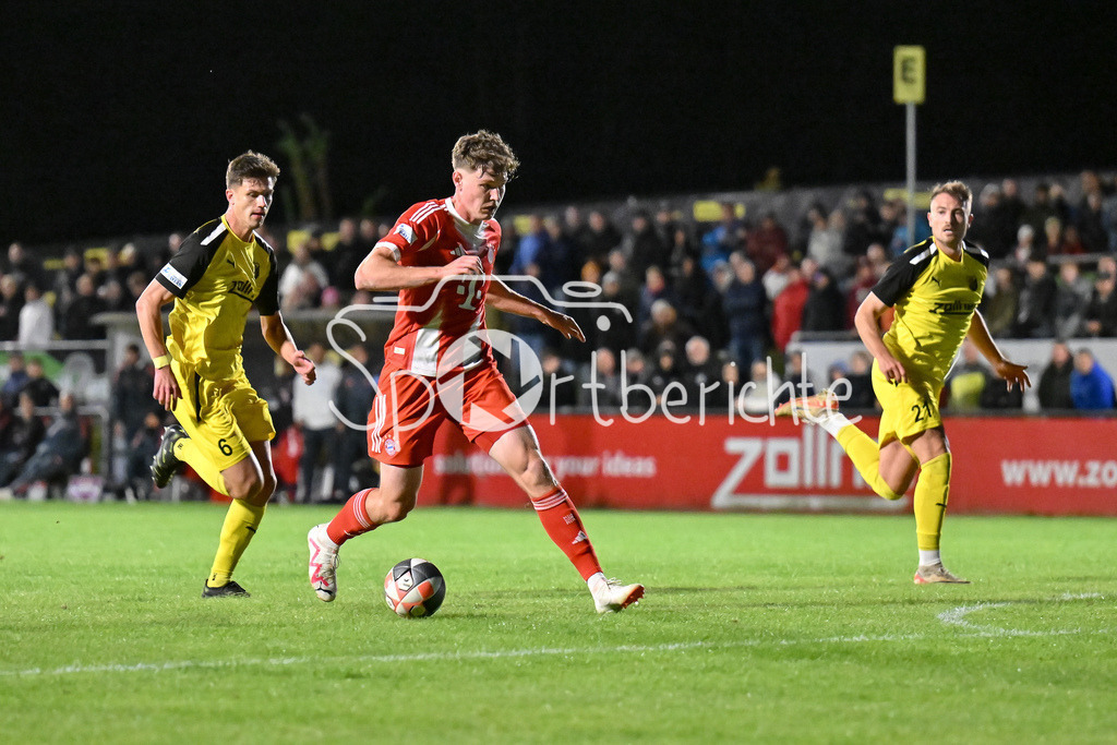 DJK Vilzing - FC Bayern Amateure | im Duell Richard Christian MEIER (FC Bayern Muenchen II 11) und Mario KUFNER (DJK Vilzing 6) / Zweikampf / Regionalliga Bayern: DJK Vilzing - FC Bayern Amateure; Manfred-Zollner Stadion am 23.09.2025